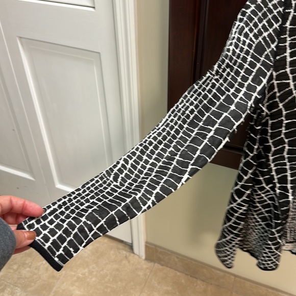 Women’s top. V-neck. Reversible. - Picture 3 of 5